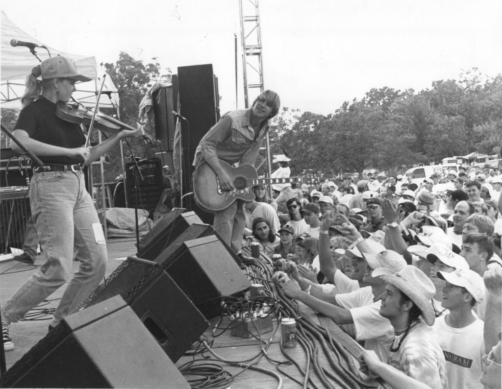 Todd Snider (with Jenni Finlay on fiddle) at LaborFest in Luckenbach in 1996. (Photo by Diana Hendricks)